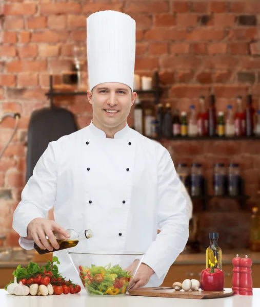 Chef masculino feliz cozinhar comida de cozinha — Fotografia de Stock