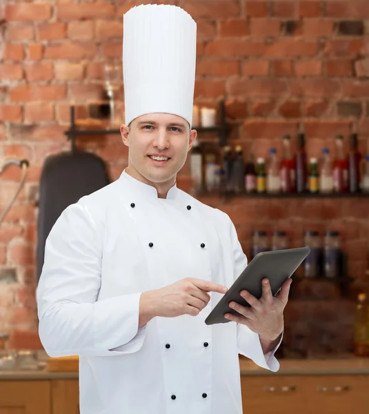 Feliz cozinheiro masculino chef segurando tablet pc — Fotografia de Stock