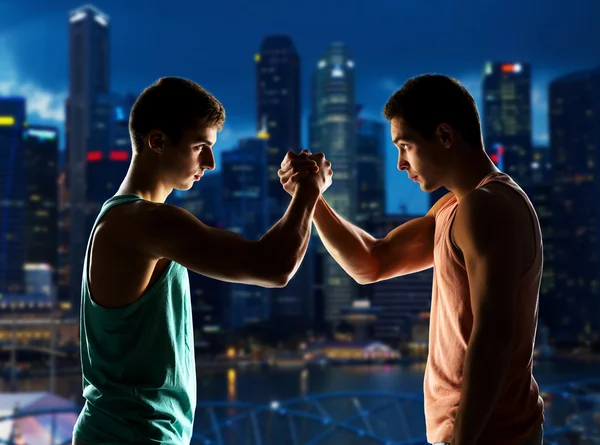 Dos hombres jóvenes brazo lucha libre — Foto de Stock