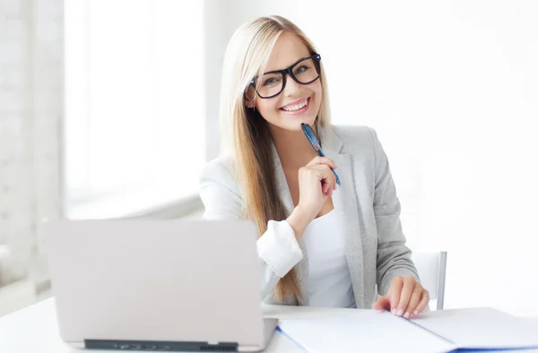 Femme d'affaires avec documents — Photo