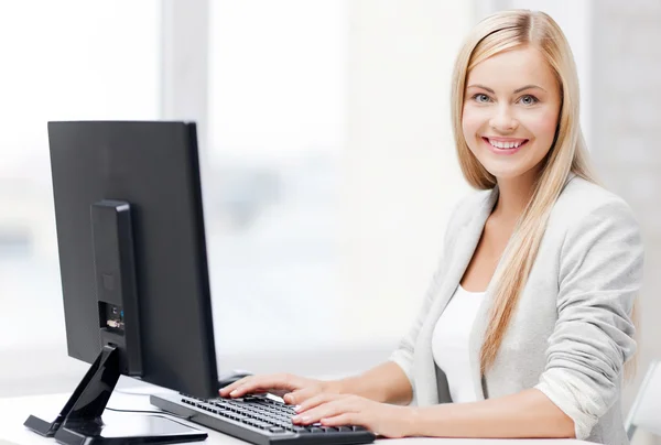 Mujer de negocios con computadora — Foto de Stock