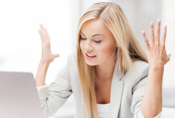 Angry woman with laptop — Stock Photo, Image