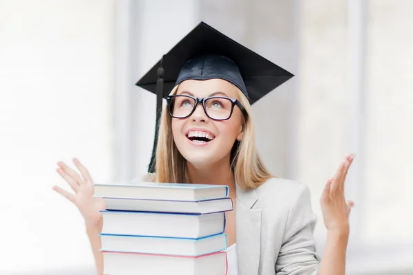 Felice studente in berretto laurea — Foto Stock