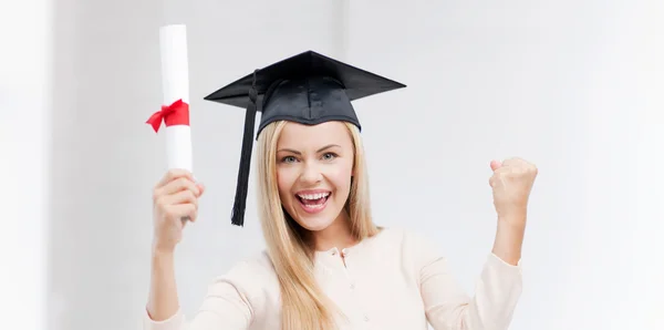 Estudante em boné de graduação com certificado — Fotografia de Stock