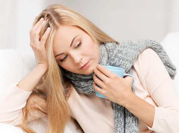 Kranke Frau mit Tasse Tee — Stockfoto