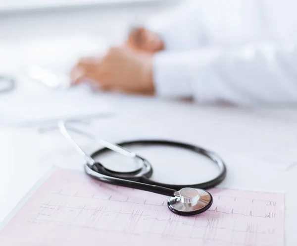 Männliche Arzthände mit Kardiogramm — Stockfoto