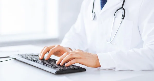 Male doctor typing  on the keyboard — Stock Photo, Image