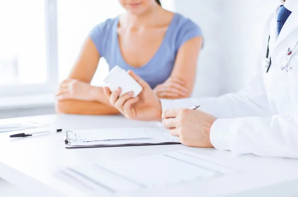 Patient und Arzt verschreiben Medikamente — Stockfoto