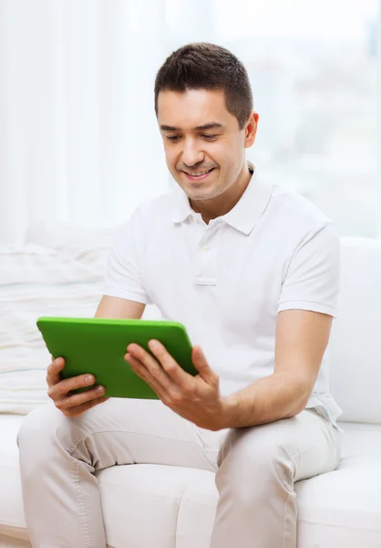 Gülümseyen adam evde tablet pc ile çalışma — Stok fotoğraf