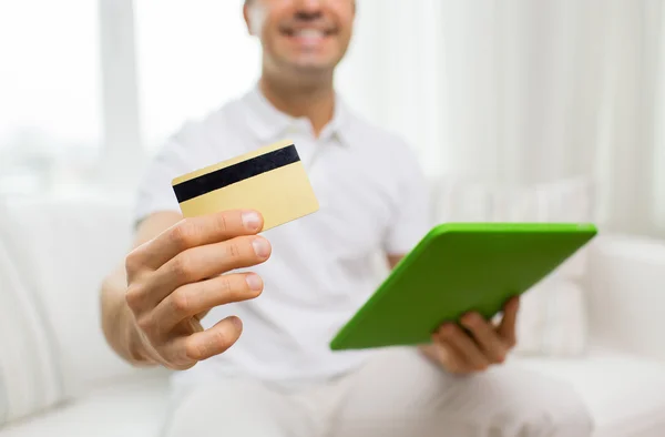 Close up of man with credit card and tablet pc — Stock Photo, Image