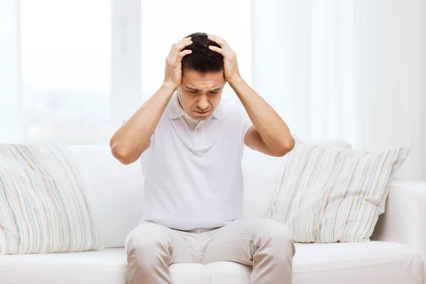 Ongelukkige man die thuis hoofdpijn heeft — Stockfoto