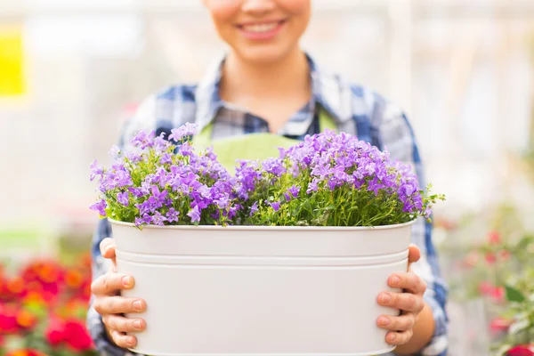 Nahaufnahme einer glücklichen Frau mit Blumen im Topf — Stockfoto