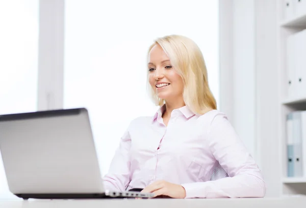 Empresária sorridente ou estudante com laptop — Fotografia de Stock