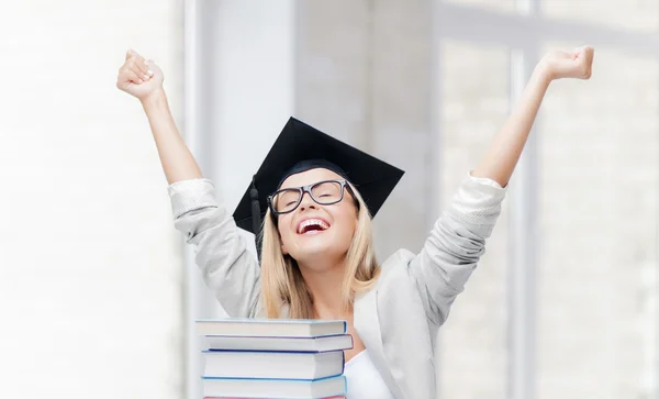 Étudiant heureux dans le chapeau de graduation — Photo