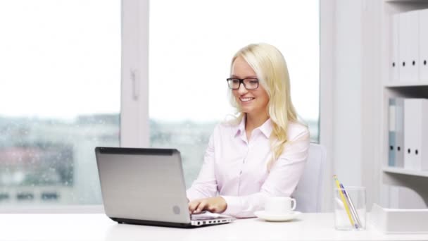 Segretaria donna sorridente o studente con computer portatile — Video Stock