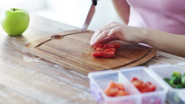 Gros plan de la femme coupant des légumes à la maison — Video