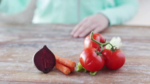 Nahaufnahme von Frauenhänden mit Saft und Gemüse — Stockvideo