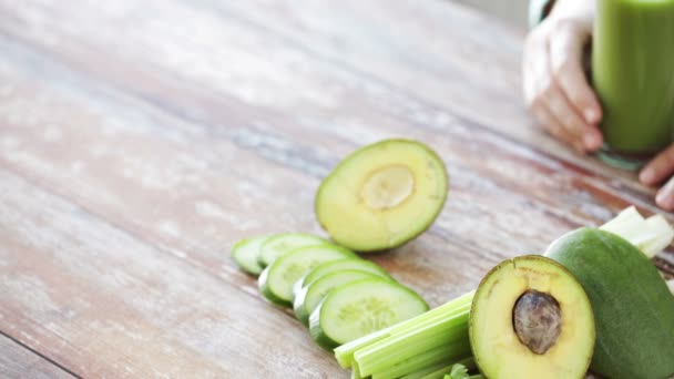 Primer plano de las manos de la mujer con jugo y verduras — Vídeo de stock