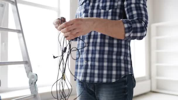 Close up of man untangling wires — Stock Video