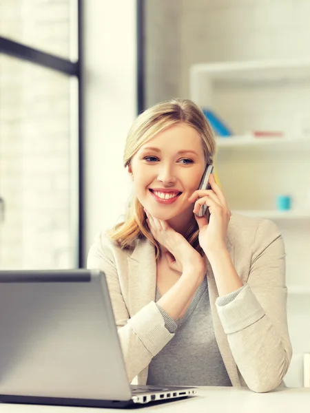 Empresária com telefone celular — Fotografia de Stock