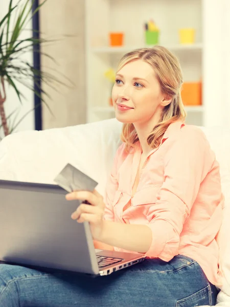 Femme heureuse avec ordinateur portable et carte de crédit — Photo