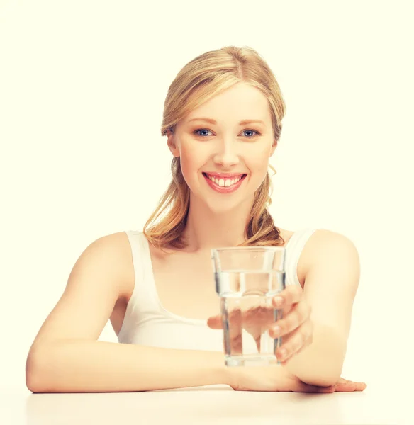 Νεαρός χαμογελαστό γυναίκα με ποτήρι νερό — Φωτογραφία Αρχείου