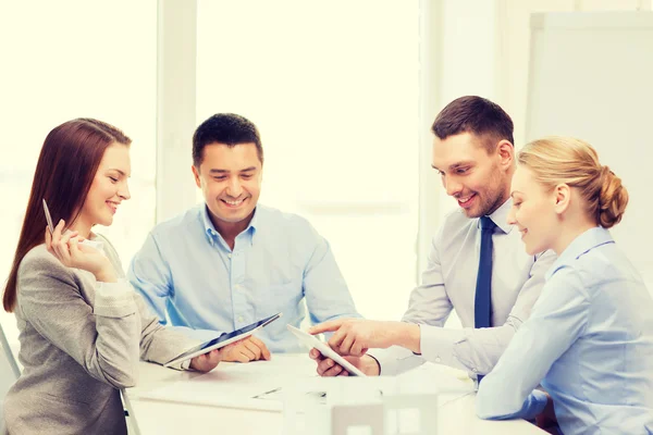 Feliz equipo de arquitectos y diseñadores en la oficina — Foto de Stock