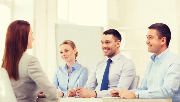 Sonriente mujer de negocios en entrevista en la oficina — Foto de Stock