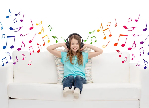 Chica feliz en los auriculares escuchando música —  Fotos de Stock