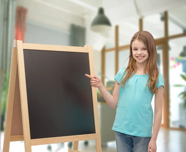 Glad liten flicka med blackboard och krita — Stockfoto