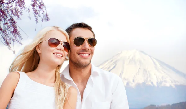 Happy couple over fuji mountain in japan — Stock Photo, Image