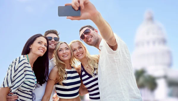 Amigos tomando selfie con smartphone —  Fotos de Stock