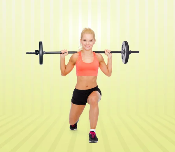 Mulher desportiva exercendo com barbell — Fotografia de Stock