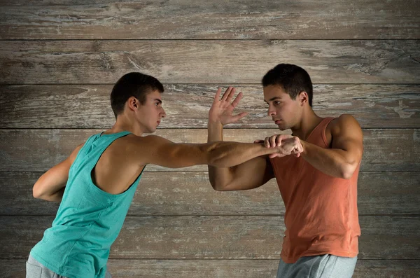 Jóvenes luchando mano a mano — Foto de Stock