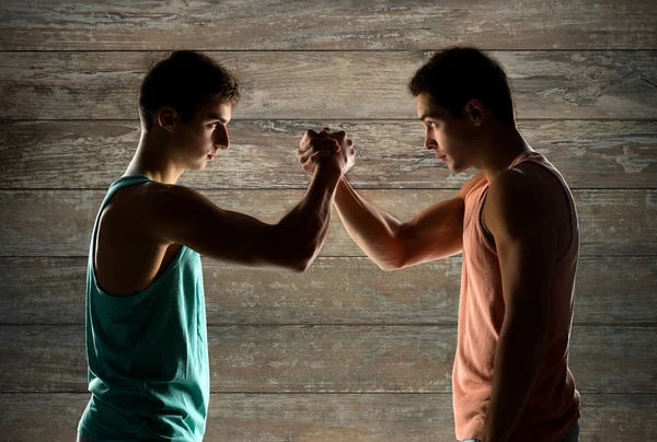 Two young men arm wrestling — Stock Photo, Image