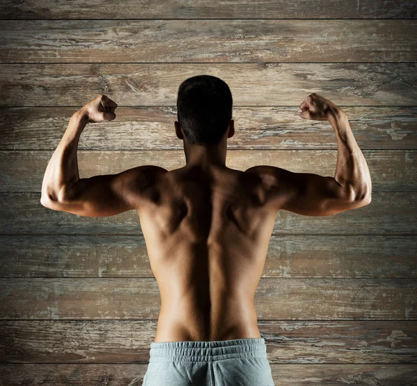 Giovane uomo o bodybuilder che mostra bicipiti — Foto Stock