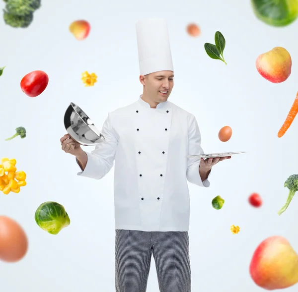 Gärna manliga chef kock öppna cloche — Stockfoto