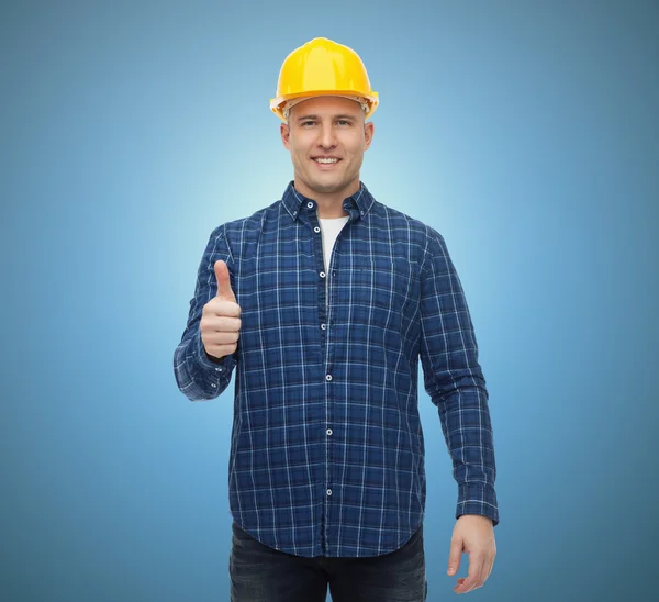 Lächelnder männlicher Bauarbeiter im Helm zeigt Daumen hoch — Stockfoto