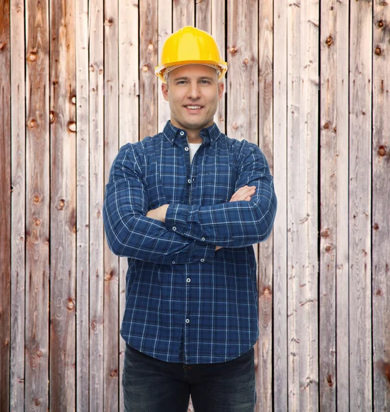 Sorridente construtor masculino ou trabalhador manual no capacete — Fotografia de Stock