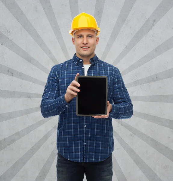 Lächelnder männlicher Bauarbeiter im Helm mit Tablet-PC — Stockfoto