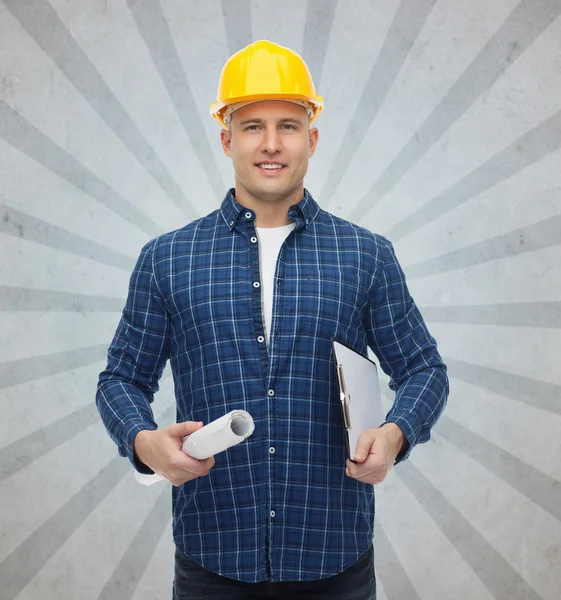 Constructor masculino sonriente en casco con plano — Foto de Stock
