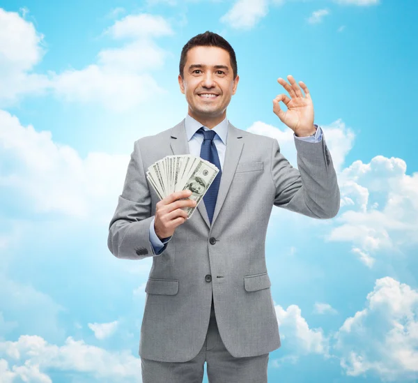 Homem de negócios sorridente com dinheiro do dólar americano — Fotografia de Stock