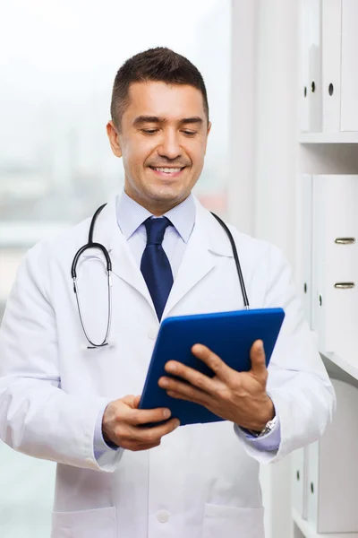 Medico maschio sorridente in cappotto bianco con tablet pc — Foto Stock