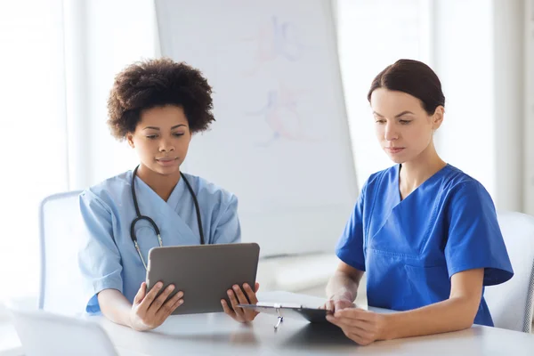 Lékaři s tablet pc setkání v nemocnici — Stock fotografie