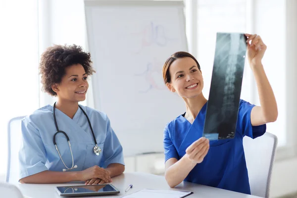 Medici femminili felici con immagine a raggi X in ospedale — Foto Stock