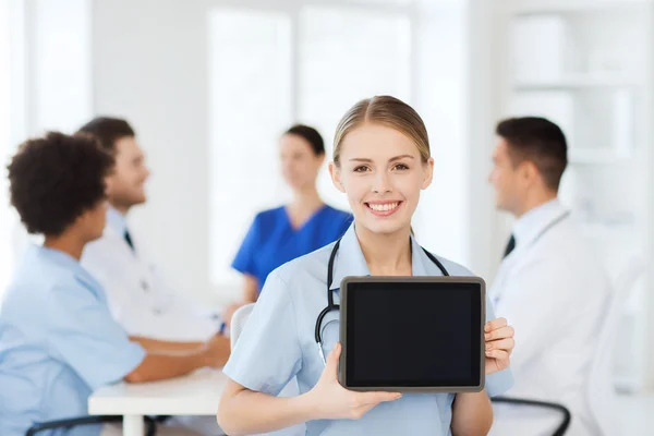 Zufriedener Arzt über Gruppe von Sanitätern im Krankenhaus — Stockfoto