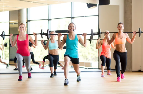 Gruppe von Frauen mit Langhanteln im Fitnessstudio — Stockfoto