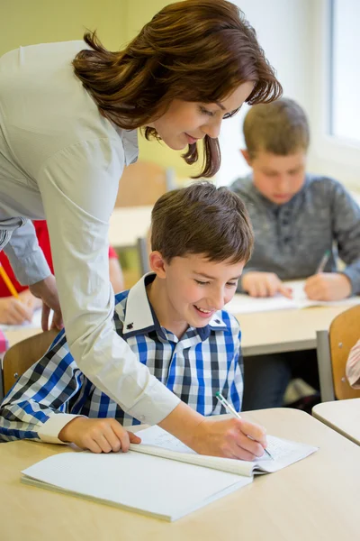 Gruppo di scolari prova di scrittura in aula — Foto Stock