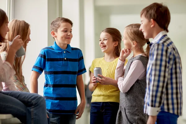 Groupe d'écoliers avec canettes de soda dans le couloir — Photo