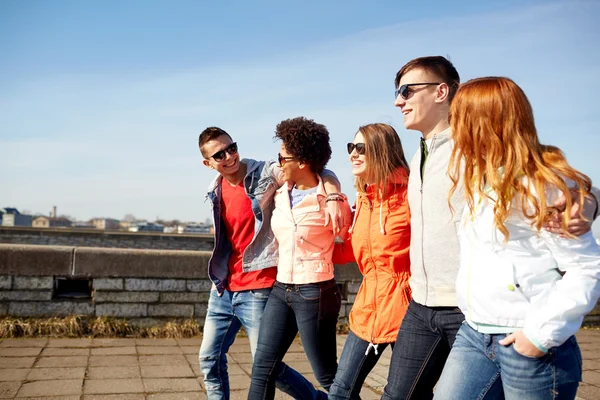 Amici adolescenti felici che camminano lungo la strada della città — Foto Stock